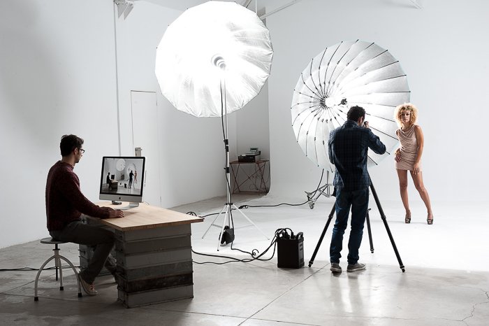 Una sesión de fotos de fotografía de moda: envíe fotos a revistas