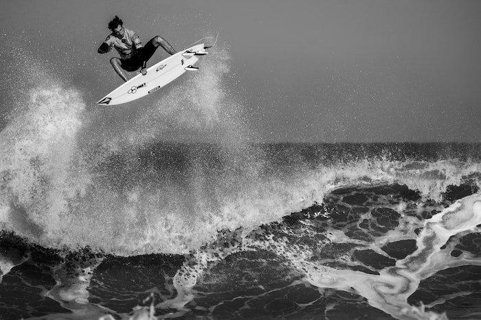 hombres surfistas fotografiados en el océano