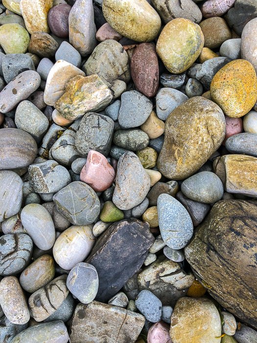 Una foto de cerca de piedras y guijarros en la playa