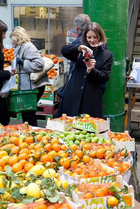 Un fotógrafo disparando una simple fotografía de frutas