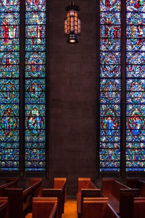 regla de composición de simetría utilizada en la foto de las vidrieras de una capilla