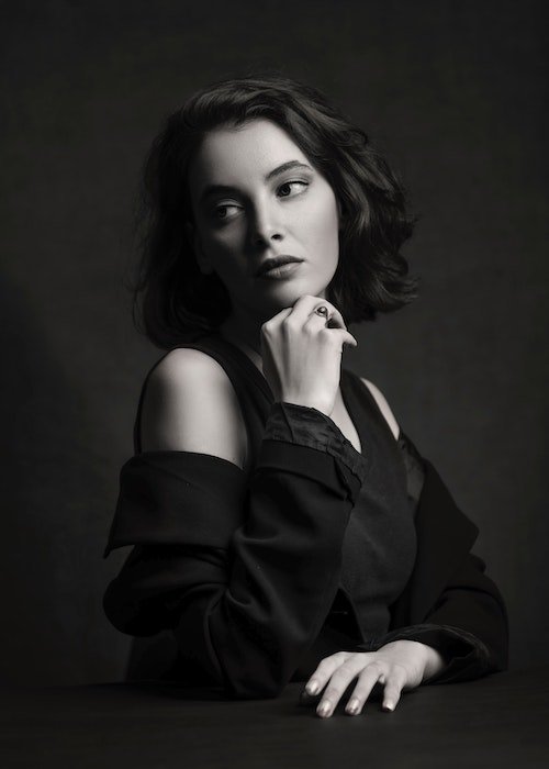 Retrato en blanco y negro de una mujer