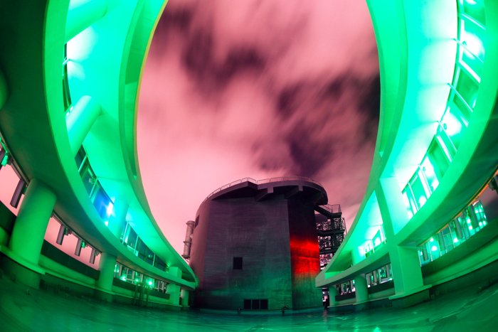 escena urbana distorsionada de otro mundo