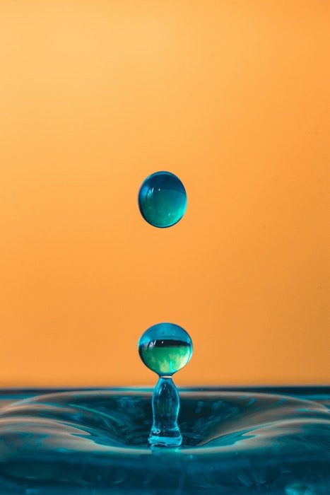 Fotografía de gota de agua colorida