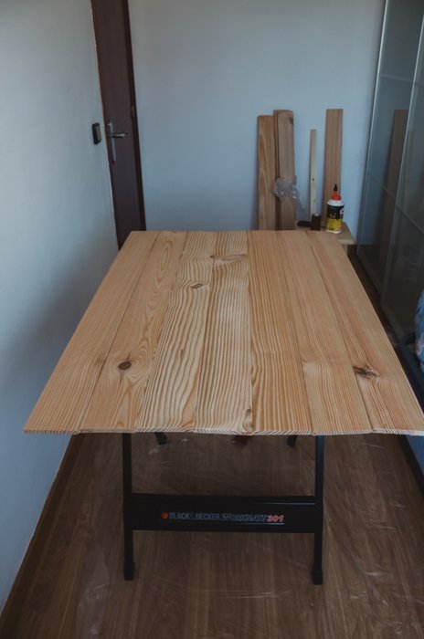 una persona que hace un telón de fondo de madera de bricolaje para la fotografía