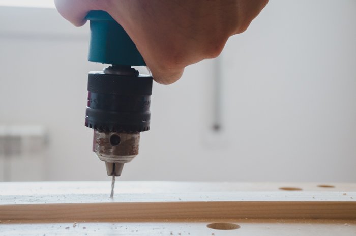 una persona que hace un telón de fondo de madera de bricolaje para la fotografía