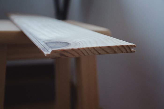 una persona que hace un telón de fondo de madera de bricolaje para la fotografía