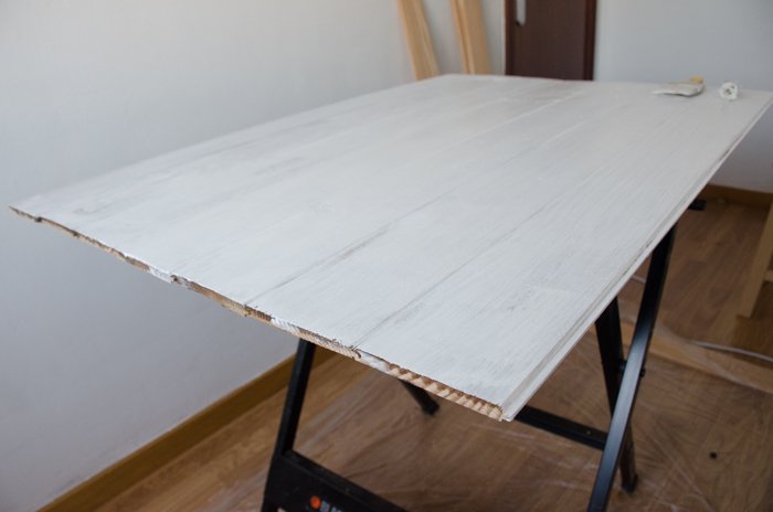 una persona que hace un telón de fondo de madera de bricolaje para la fotografía