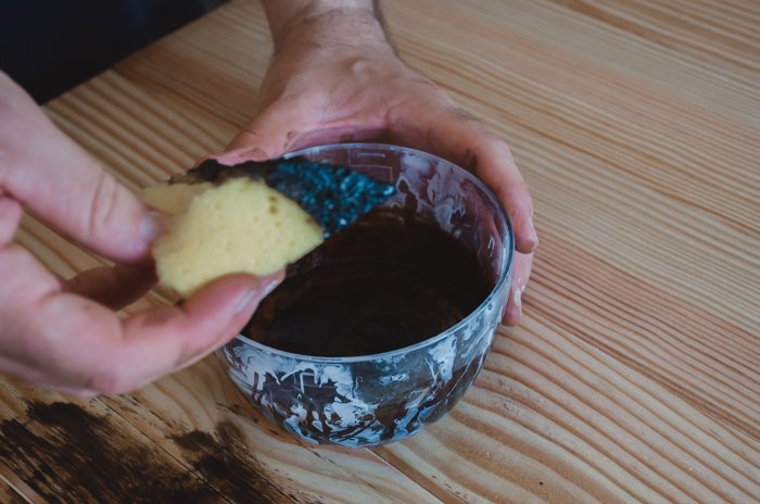 una persona que hace un telón de fondo de madera de bricolaje para la fotografía