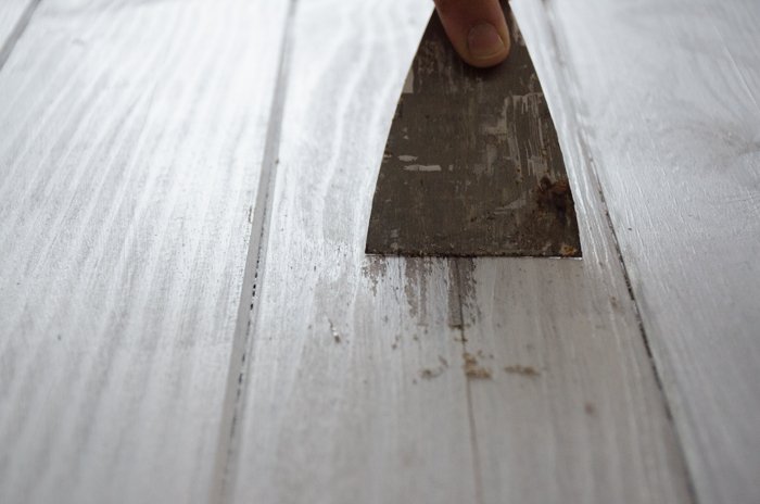 una persona que hace un telón de fondo de madera de bricolaje para la fotografía