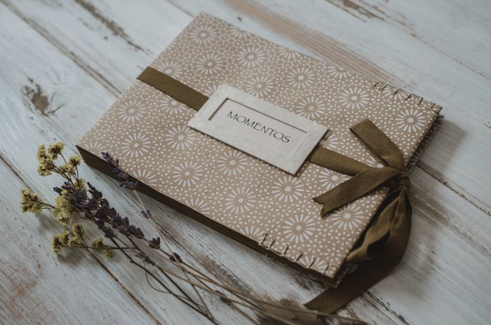 una persona que hace un telón de fondo de madera de bricolaje para la fotografía