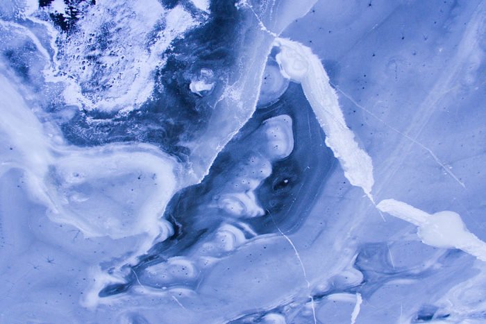 Un paisaje abstracto en tonos azules