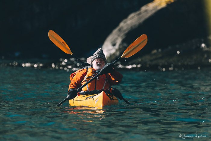 Dos hombres remando por un río - equipo de fotografía de aventura