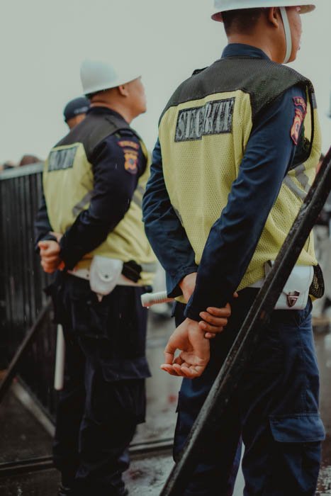 Una foto sincera de los hombres de seguridad.