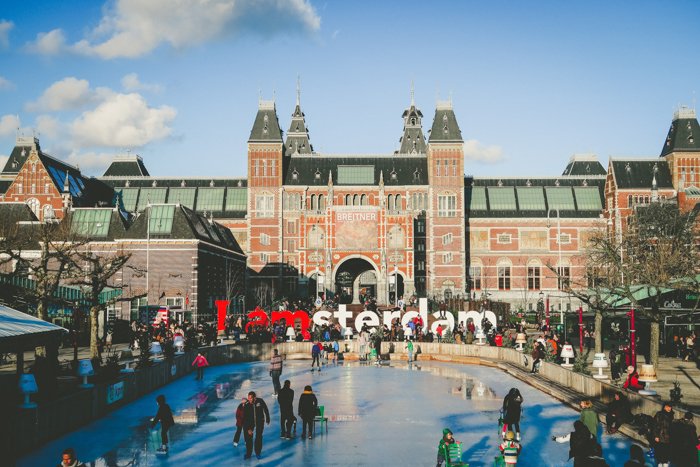 El cartel I Amsterdam con el imponente Rijksmuseum al fondo