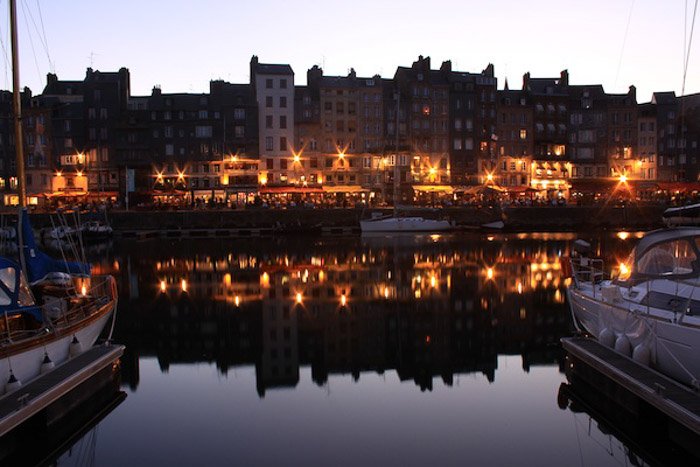 Una ciudad portuaria de noche