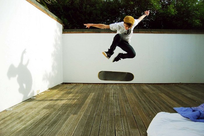 Una foto de un patinador en el aire que demuestra fotografía de estabilidad y equilibrio