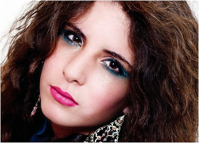 Un retrato de belleza de estilo de alta moda de una modelo femenina