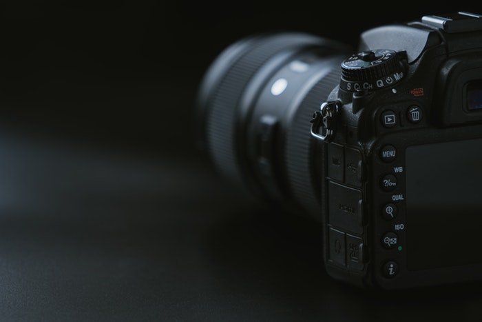 Una DSLR sobre un fondo oscuro