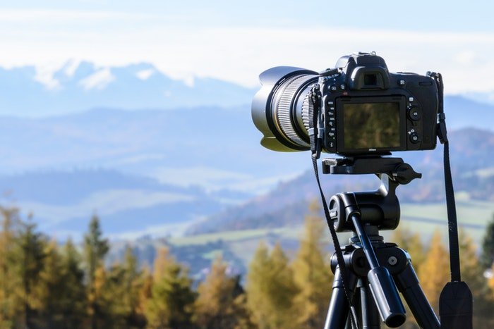 Una DSLR instalada en un trípode al aire libre