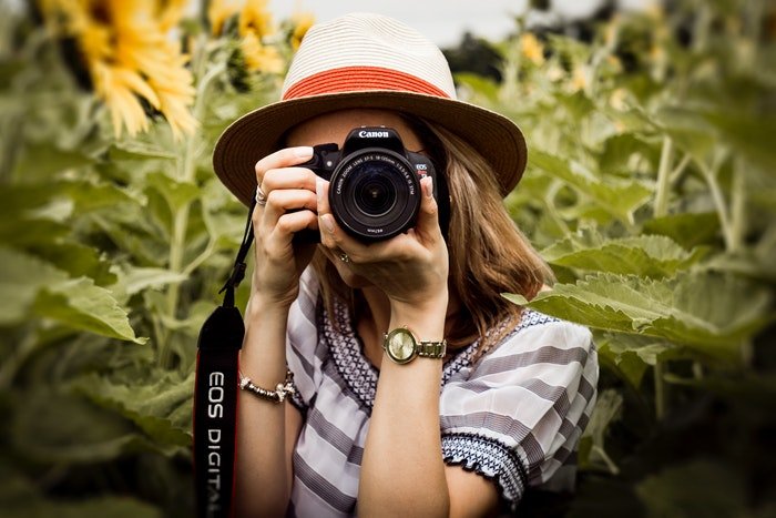 Una fotógrafa apuntando con su canon DSLR