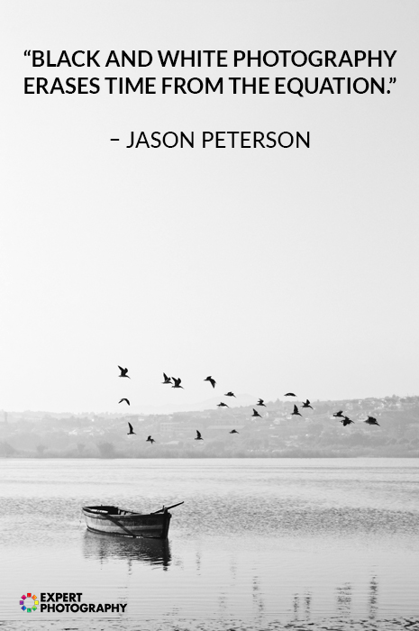 fotografía en blanco y negro con cita superpuesta