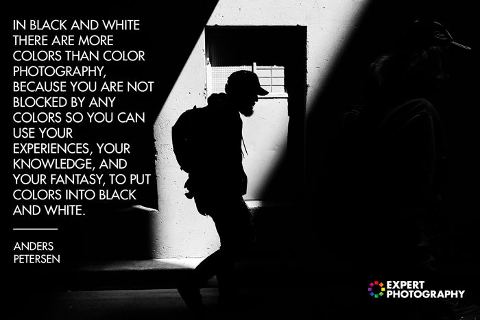 Una foto de la calle de la silueta de un hombre superpuesta con citas fotográficas de Anders Petersen