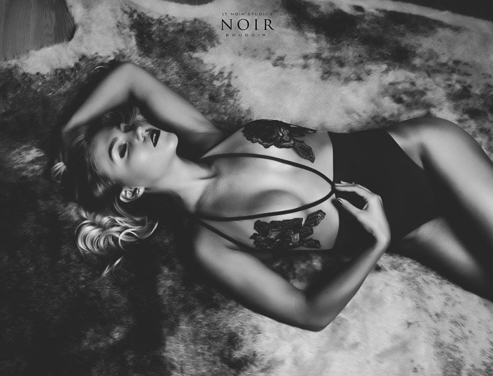 Un retrato de tocador profesional de una modelo femenina posando en lencería