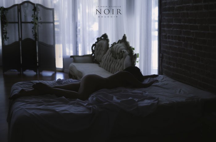 Una configuración de fotografía boudoir oscura y malhumorada