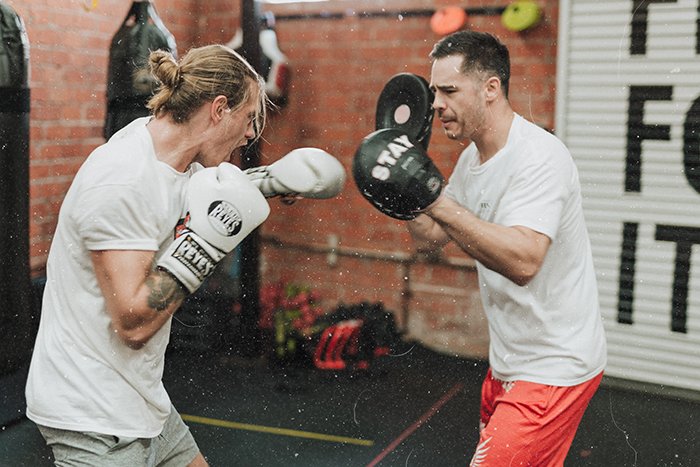 dos hombres entrenando para un combate de boxeo