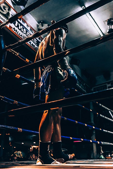 Imagen de boxeo atmosférico de un luchador en el ring durante un partido