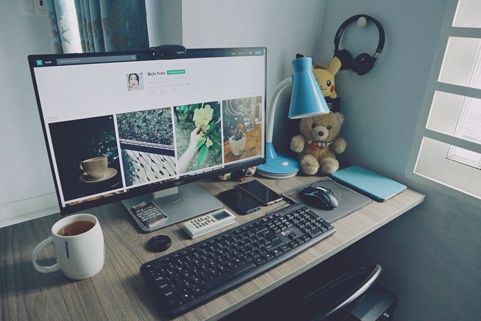 Una computadora con imágenes en la pantalla en un escritorio de oficina en casa