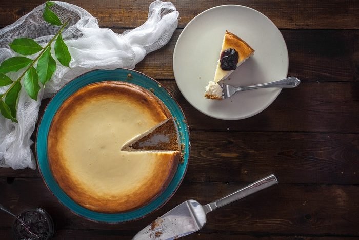 Foto plana de una deliciosa tarta de queso al horno