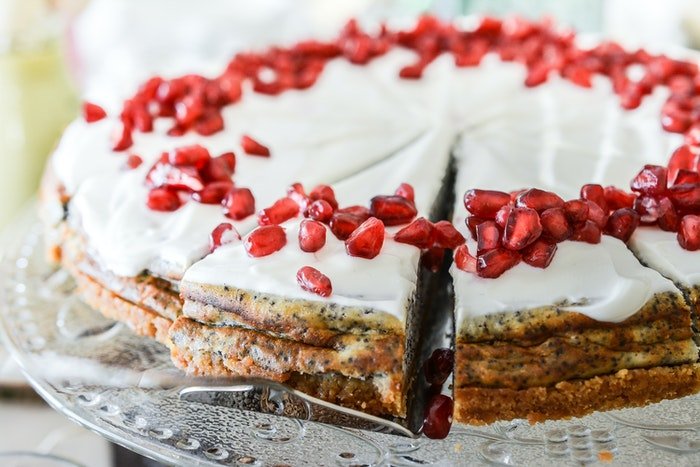 Primer plano de un pastel de semillas de amapola helado