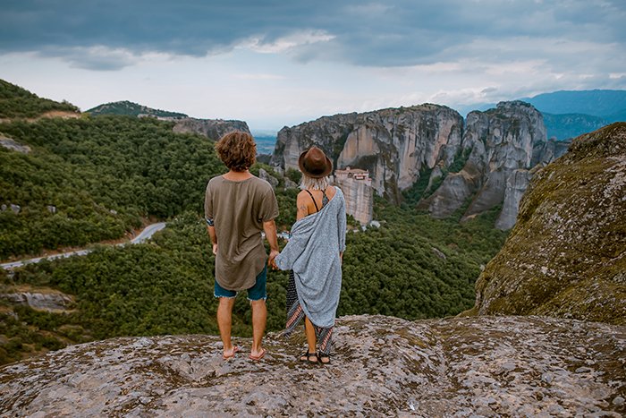 Un ejemplo sincero de fotografía de una pareja cogidos de la mano en un paisaje pintoresco