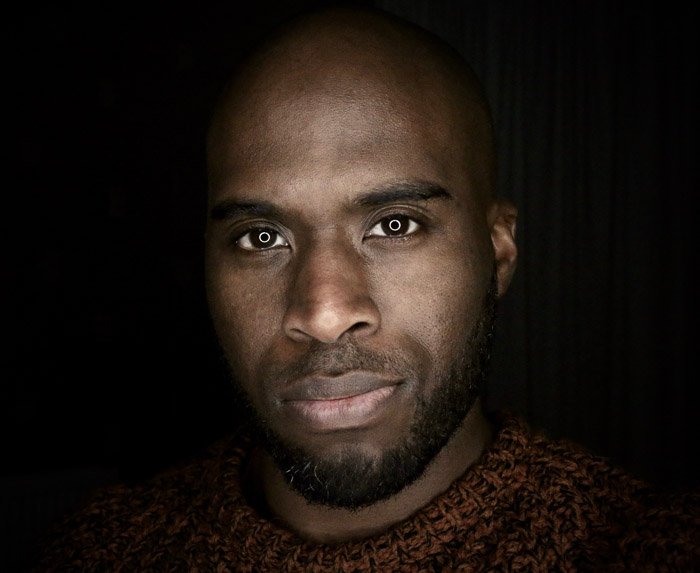 Retrato atmosférico de un modelo masculino con un impresionante reflejo en los ojos