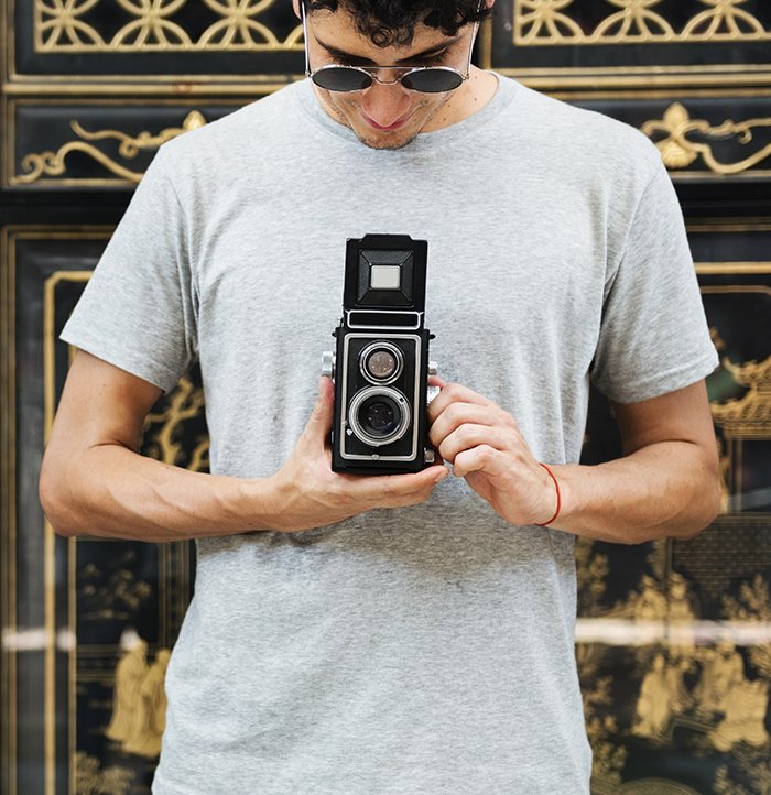 Fotógrafo con una cámara analógica.