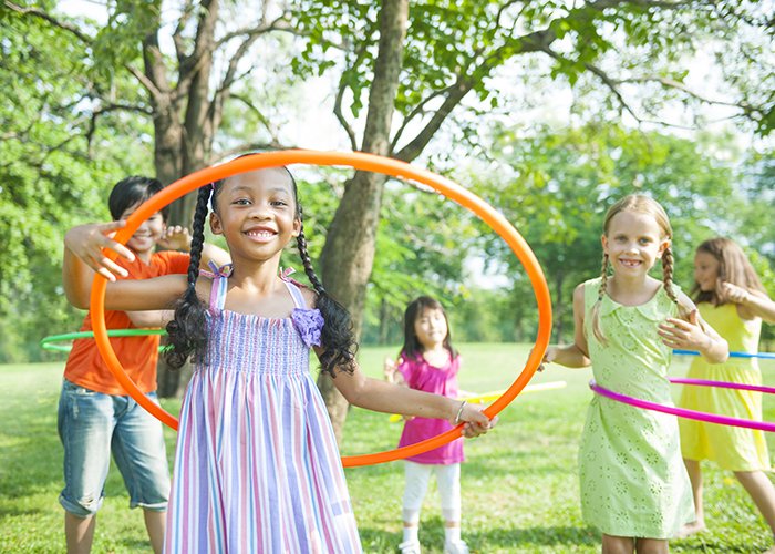 Niños jugando en un parque.