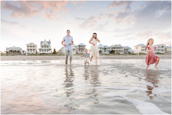 Foto de una familia corriendo en la playa por Chubby Cheek Photography