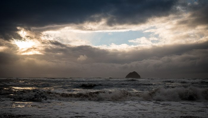 Una impresionante vista de fotografía costera de islas con poca luz