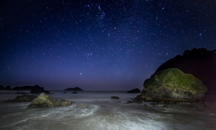Fotografía costera: foto de larga exposición de la costa de noche