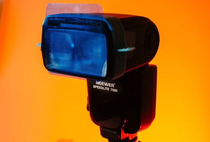 Primer plano de un flash sobre fondo naranja brillante