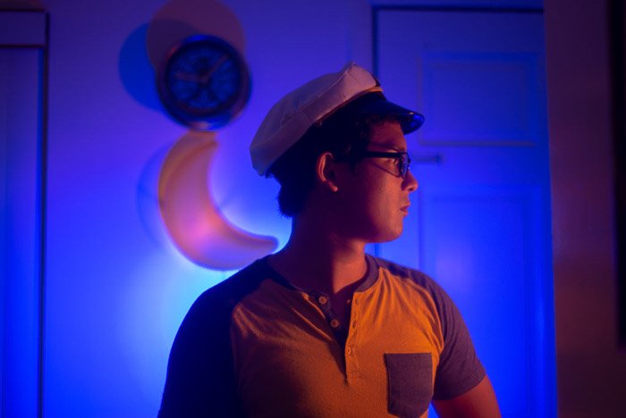 Un espectacular retrato fotográfico en gel de color azul y naranja de un modelo masculino usando geles de iluminación