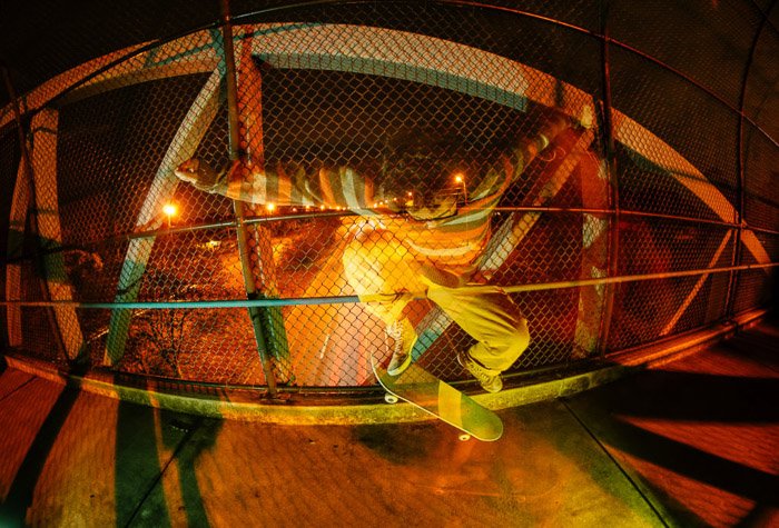 Fotografía atmosférica de un skater tomada con fotografía de gel de color