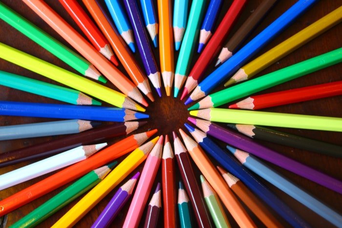 Un círculo de lápices de colores en diferentes tonos brillantes