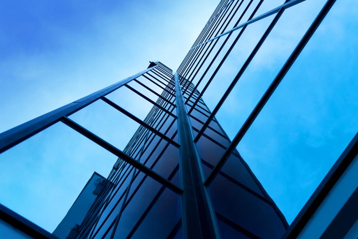 Interesante composición fotográfica de un edificio de oficinas moderno sobre un fondo de cielo despejado