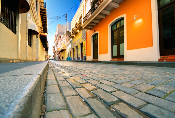 Calle adoquinada vista en un ángulo bajo en la Ciudad Vieja de San Juan, Puerto Rico.