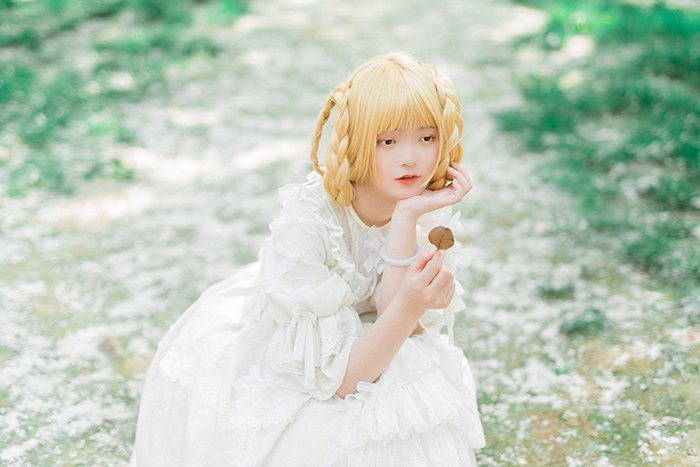 Fotografía de cosplay atmosférica de una mujer disfrazada de duende