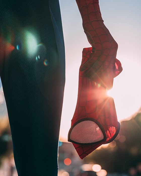 Fotografía osplay atmosférica de una persona disfrazada de spiderman