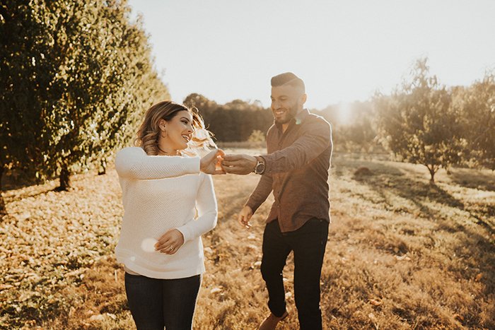 una pareja bailando en un campo